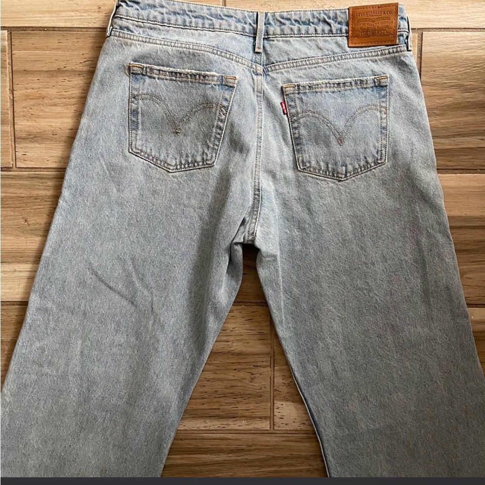 Women’s Distressed Light Blue Levi’s Loose Fitting Jeans - Picture 3 of 5